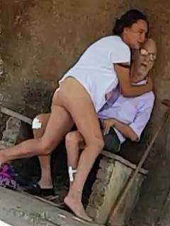 Flagra velho tarado comendo sua vizinha