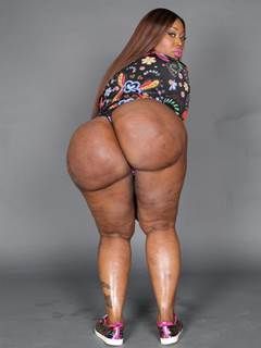 Comendo negra gorda na cabine erótica