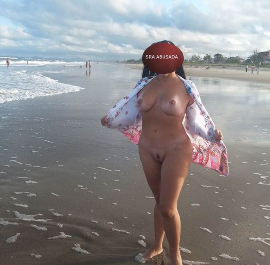 Mulheres maduras nuas na praia