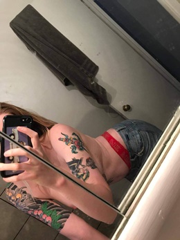 Nudes loira tatuada de buceta branquinha