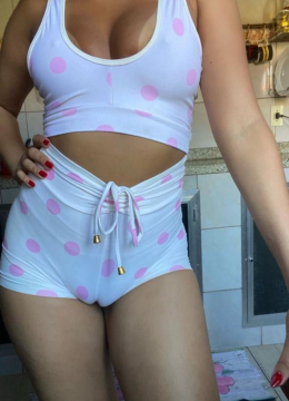Novinha bucetuda vazou fotos na net